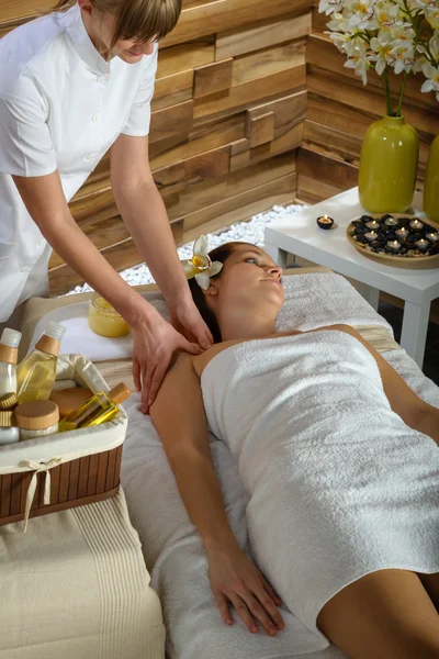 Mulher massagem no ombro no centro de spa de luxo — Fotografia de Stock