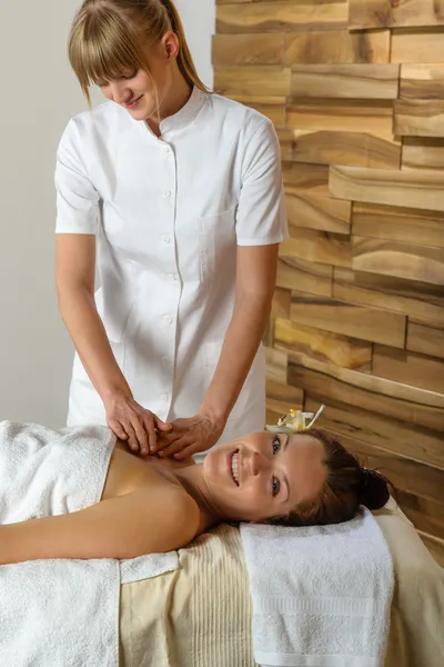 Femme et masseur dans une chambre spa de luxe — Photo
