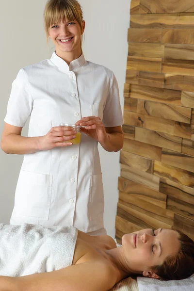 Mulher e massagista na sala de spa de luxo — Fotografia de Stock