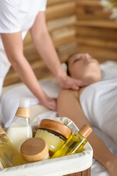Productos de spa de belleza en sala de masajes —  Fotos de Stock