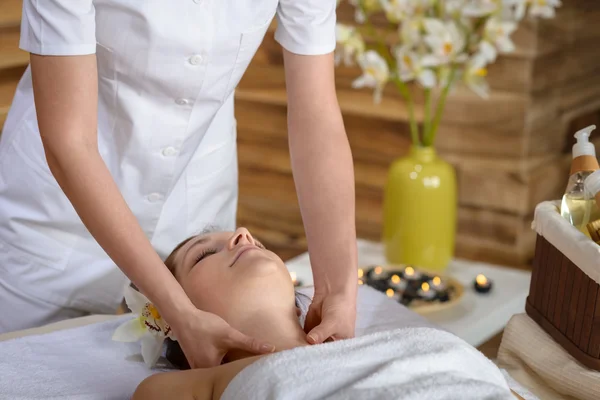 Vrouw nek massage in luxe spa — Stockfoto