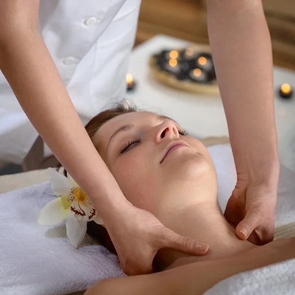 Massaggio al collo donna alla spa di lusso — Foto Stock