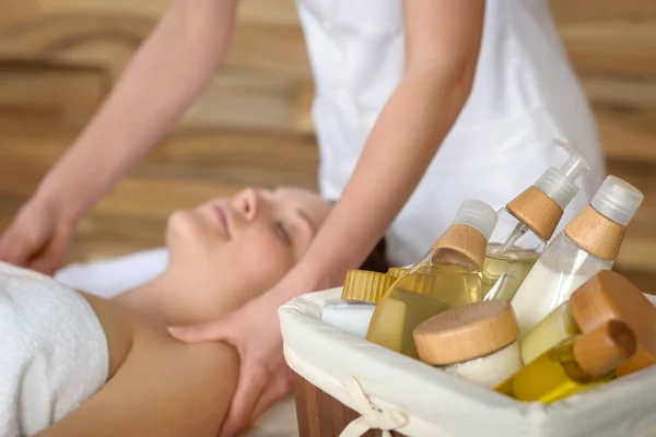 Productos de spa de belleza en sala de masajes — Foto de Stock