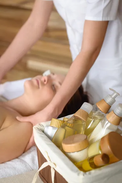 Beauty-Wellness-Produkte im Massageraum — Stockfoto