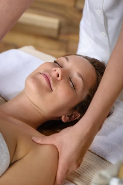 Massage du cou femme au spa de luxe — Photo