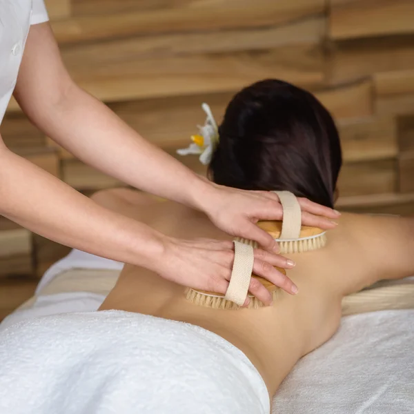 Massaggio con spazzole alla schiena nel centro benessere di lusso — Foto Stock