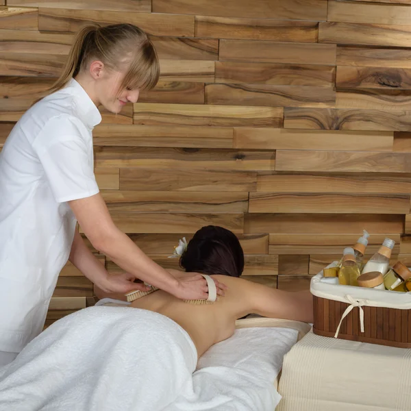 Terug borstel massage in de luxe spa-centrum — Stockfoto
