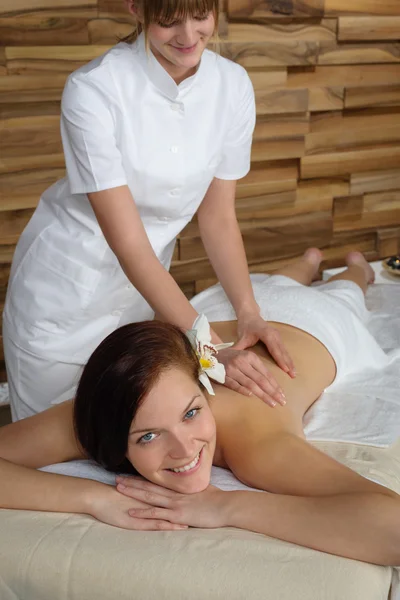 Luxe spa kamer vrouw terug massage — Stockfoto