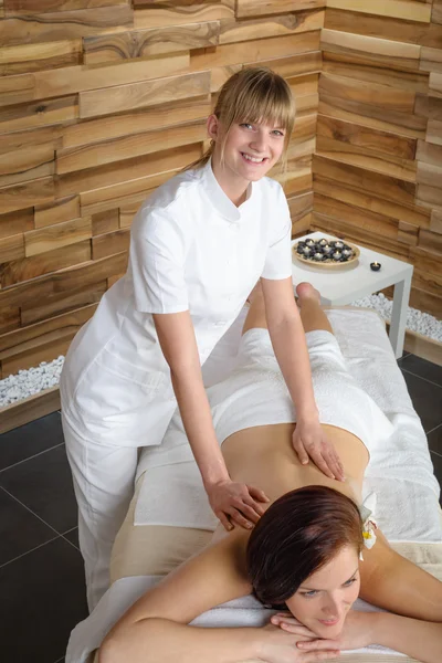 Luxo sala de spa massagista mulher massagem nas costas — Fotografia de Stock