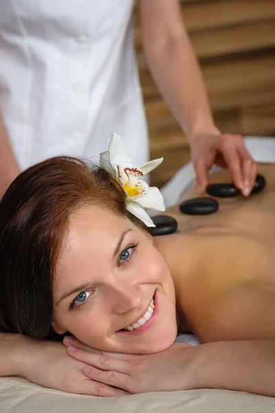 Lavasteen massage vrouw in luxe spa — Stockfoto