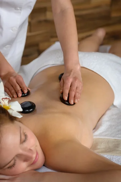 Lavastein-Massage-Frau im Luxus-Spa — Stockfoto