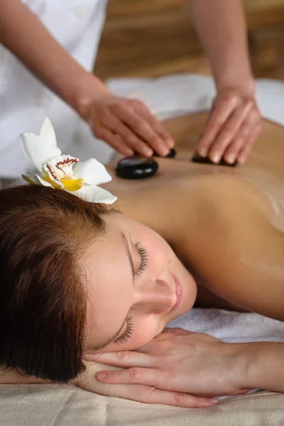 Hete steen massage vrouw genieten van de spa-behandeling — Stockfoto