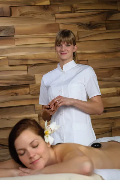 Profissional massagista mulher dar lava pedra massagem — Fotografia de Stock