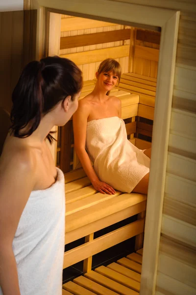 Mulheres na sauna entrando envolto em toalha — Fotografia de Stock