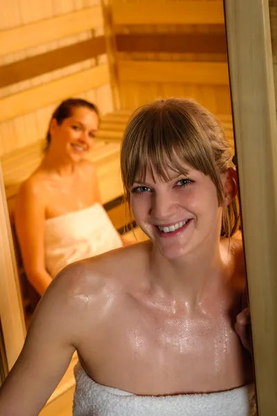 Žena pózuje v sauně v lázních — Stock fotografie