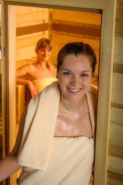 Två kvinnor på bastu insvept i handduk — Stockfoto