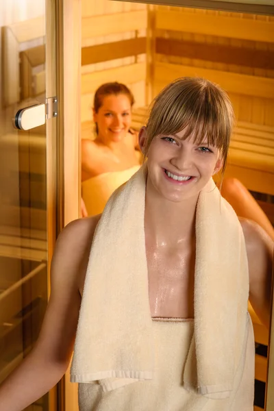 Donna sorridente in sauna avvolto in asciugamano — Foto Stock