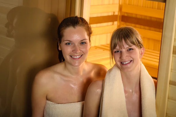Gelukkig vrouwen verlaten sauna in Wellness-centrum — Stockfoto