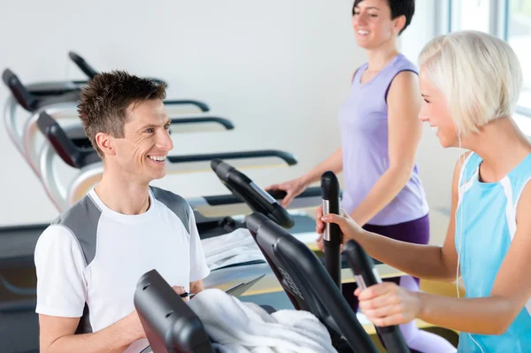 Fitness unga på löpband cardio workout — Stockfoto