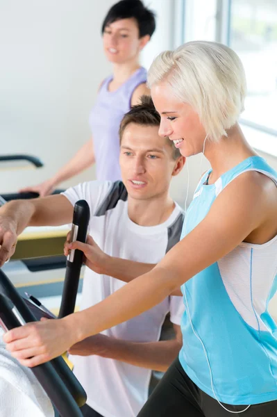 Fitness unga på löpband cardio workout — Stockfoto