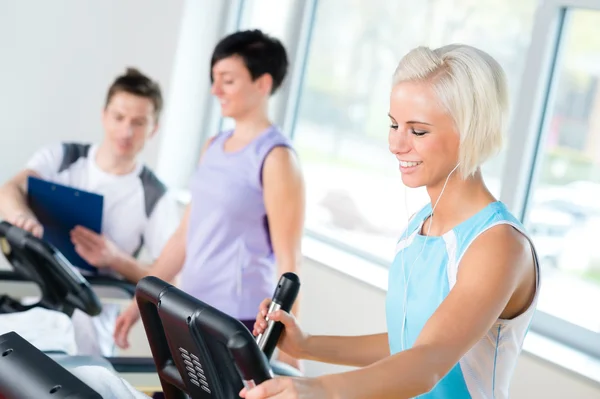 Młody fitness na treadmill cardio workout — Zdjęcie stockowe