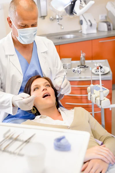 Kobieta pacjenta podczas zabiegu higienistka stomatologiczna — Zdjęcie stockowe
