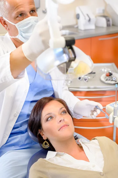 歯科衛生士の手術で女性患者 — ストック写真