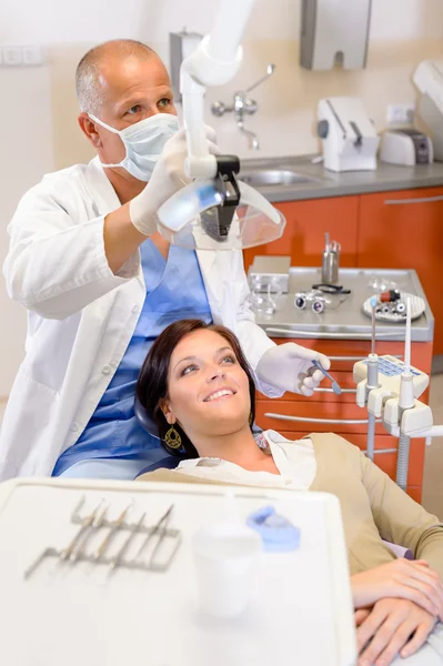 Žena pacient v ordinaci zubaře — Stock fotografie