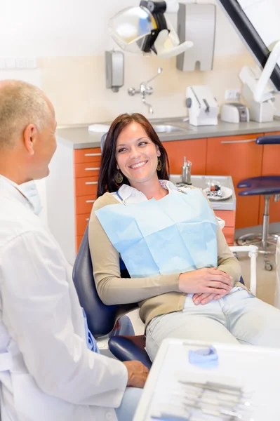 Женщина на стоматологической операции — стоковое фото