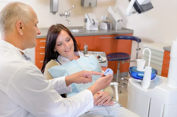 Kadın ziyaret dişçi ortodontik ameliyat — Stok fotoğraf