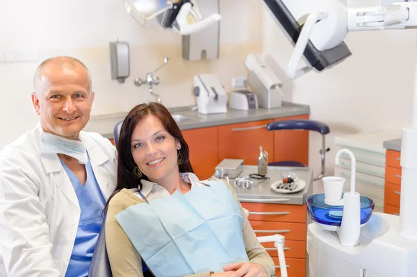 Tandläkare och kvinnlig patient på operation office — Stockfoto