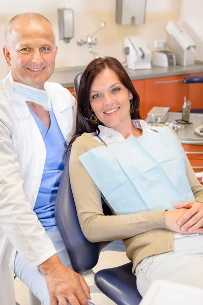 Οδοντίατρος και γυναίκα ασθενής στο γραφείο χειρουργική επέμβαση — Φωτογραφία Αρχείου