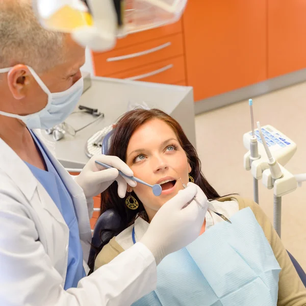 Paciente saudável em consultório odontológico — Fotografia de Stock