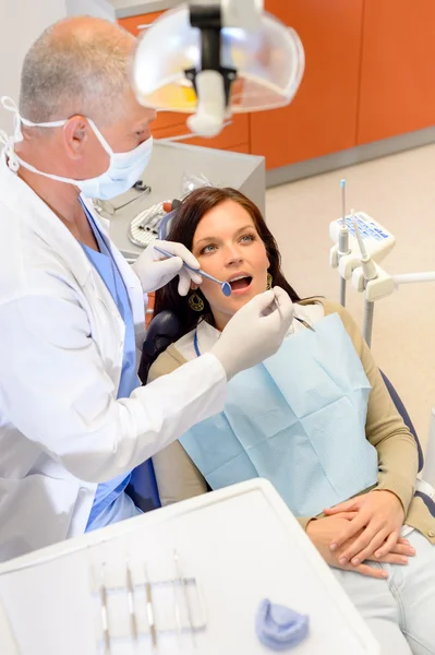 Procedura di controllo dentista paziente femminile sulla sedia — Foto Stock