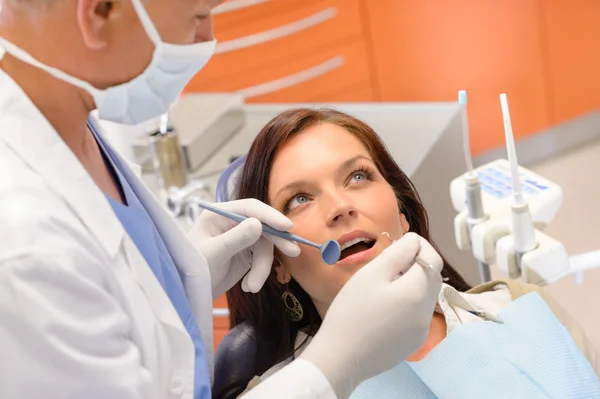 Здоровый пациент в стоматологическом кабинете — стоковое фото