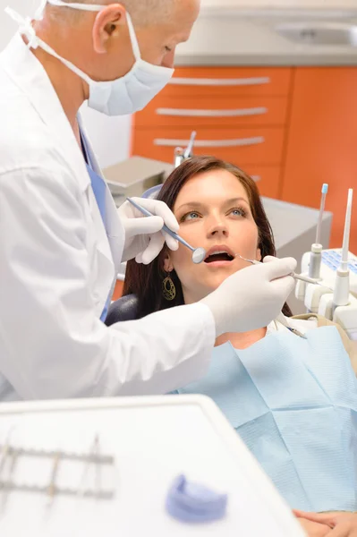 Paciente assustado no consultório odontológico — Fotografia de Stock