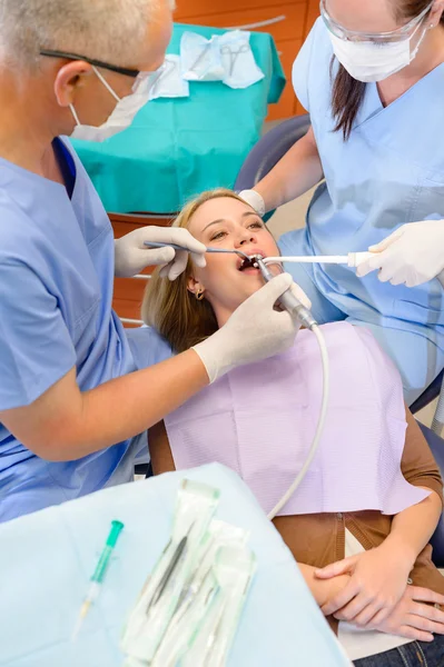 Женщина в стоматологической хирургии проходит лечение — стоковое фото