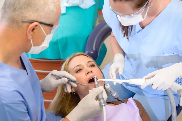 Femme à la chirurgie dentiste ont un traitement — Photo