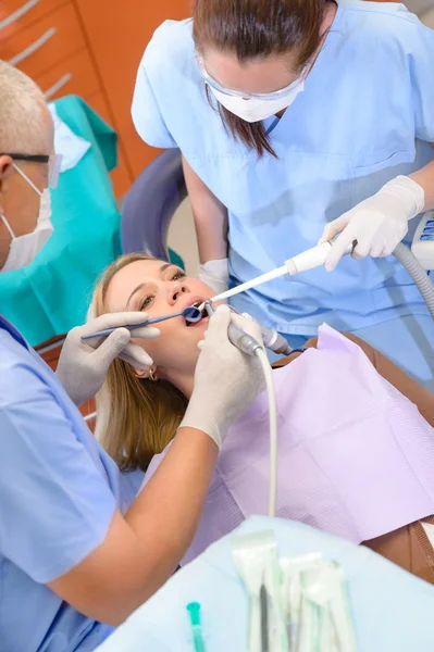 Женщина в стоматологической хирургии проходит лечение — стоковое фото