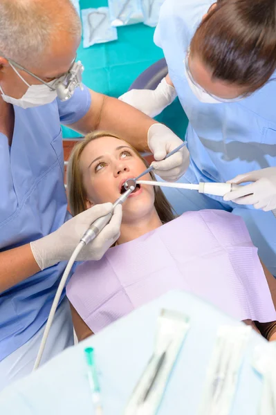 Dentista con enfermera haciendo procedimiento en paciente — Foto de Stock