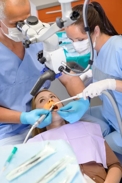 Femme à la chirurgie dentiste ont un traitement — Photo
