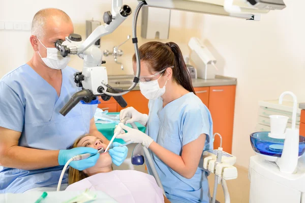 歯科医の手術で女性は治療を持っています。 — ストック写真