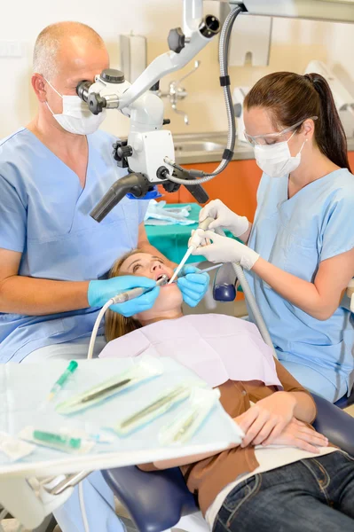 Le donne in chirurgia dentistica hanno un trattamento — Foto Stock