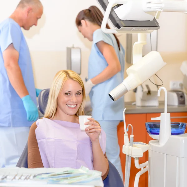 Улыбающийся пациент на операции стоматолога — стоковое фото