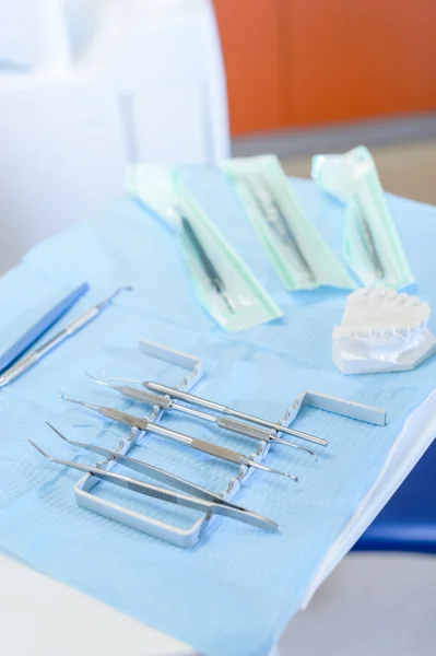 牙科设备关闭在手术桌上 — 图库照片