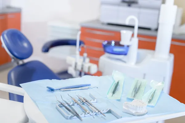 在口腔门诊中表上的牙科工具 — 图库照片