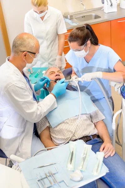 Старший хирург-стоматолог проходит лечение — стоковое фото