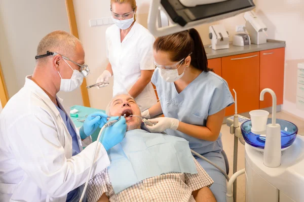 Senior in Zahnarztpraxis lässt sich behandeln — Stockfoto