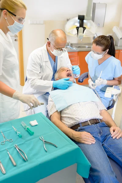 Homme âgé à la chirurgie du dentiste se faire opérer — Photo