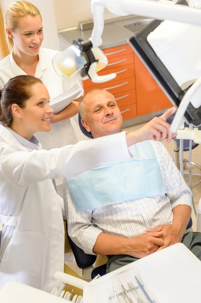 Paciente masculino en consulta odontológica cirugía dentista —  Fotos de Stock